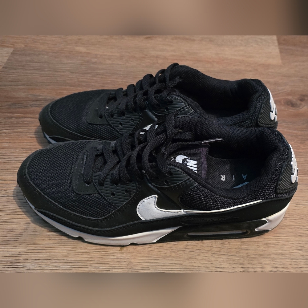 Brand New Nike Women's Air Max Size 8.5